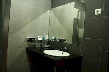 Saka Hotel 3*